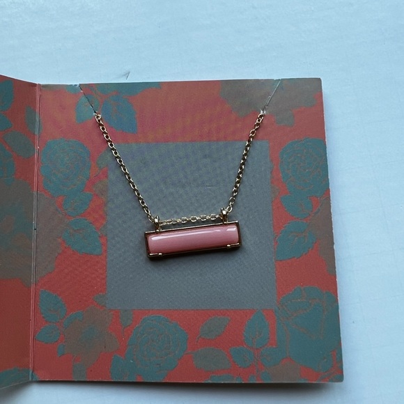 Gold chain necklace with pink centre stone - Picture 3 of 3
